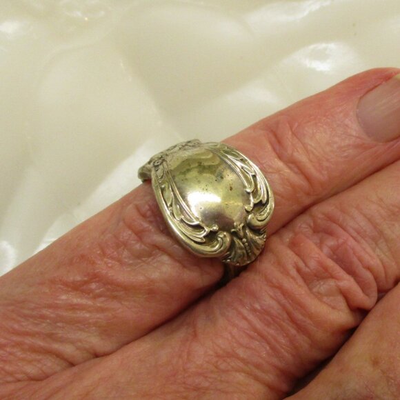 Vintage INTERNATIONAL SILVER Spoon Ring ~ HERITAGE Pattern Spoon Bypass Ring - Picture 1 of 10